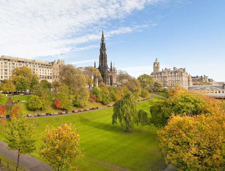 A far view photo of the Scott Monument in Edinburgh